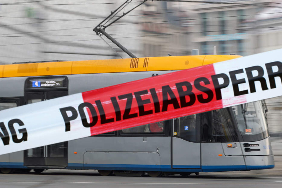 Ein 39-Jähriger ist in einer Leipziger Straßenbahn mit einem Messer attackiert worden. (Montage)