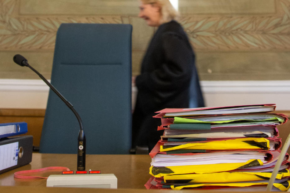 Prozessakten liegen im Gerichtssaal am Platz des Richters.