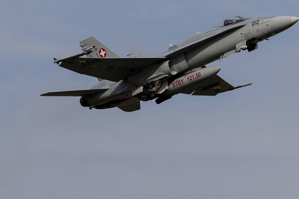 Die Schweizer Luftwaffe vermisst eine Kampfmaschine des US-Typs F/A-18 C. (Symbolbild)