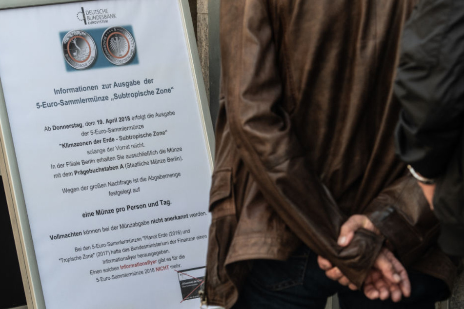 Ein Mann wartet an dem Gebäude der Deutschen Bundesbank, um die neue 5-Euro-Sammlermünze zu erwerben.