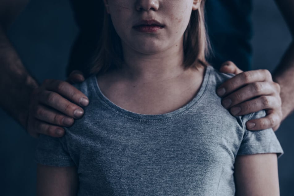 Die 13-Jährige wurde wach und bemerkte, dass sich ihr Vater an ihr verging. (Symbolbild)