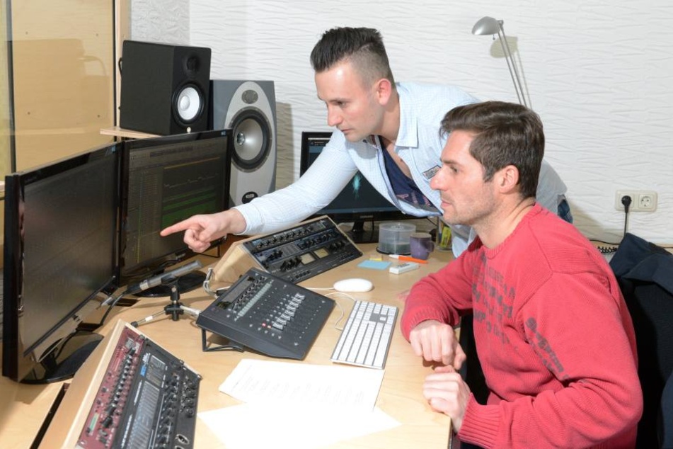 Kevin (23) hört und schaut sich mit Produzent Mirko Süß (45, r.) die ersten
Aufnahmen für das Medley an.