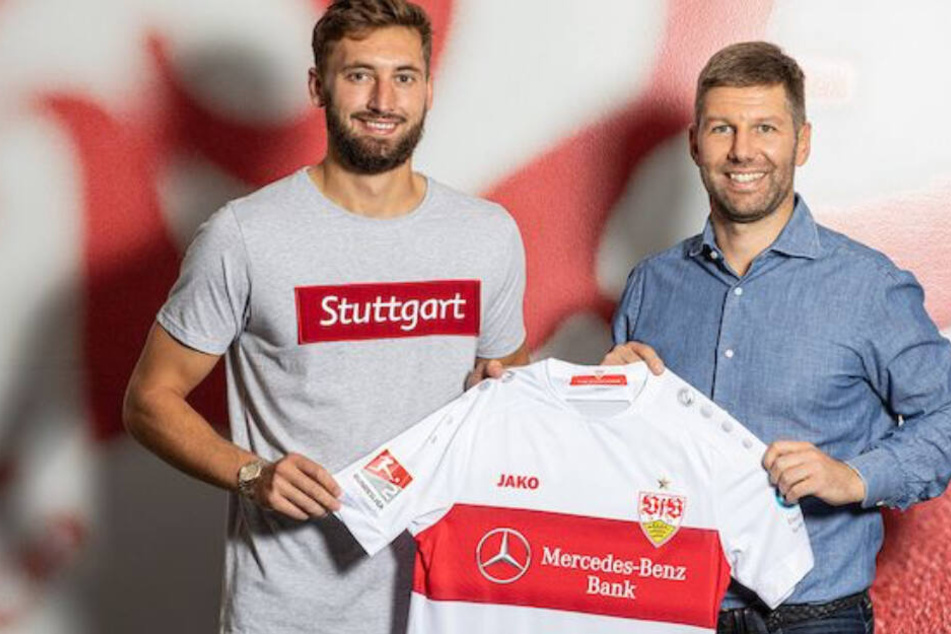 Nathaniel Phillips (l.) wird von VfB-Sportvorstand Thomas Hitzlsperger vorgestellt.