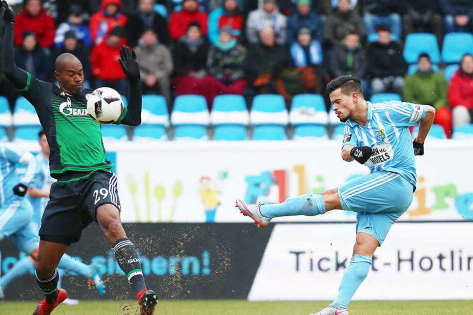 Abwehrspieler Stefano Cincotta hat ein starkes linkes Bein. Diesen Schuss beim 2:1-Testspielsieg gegen Schalke 04 kann Naldo allerdings abwehren.