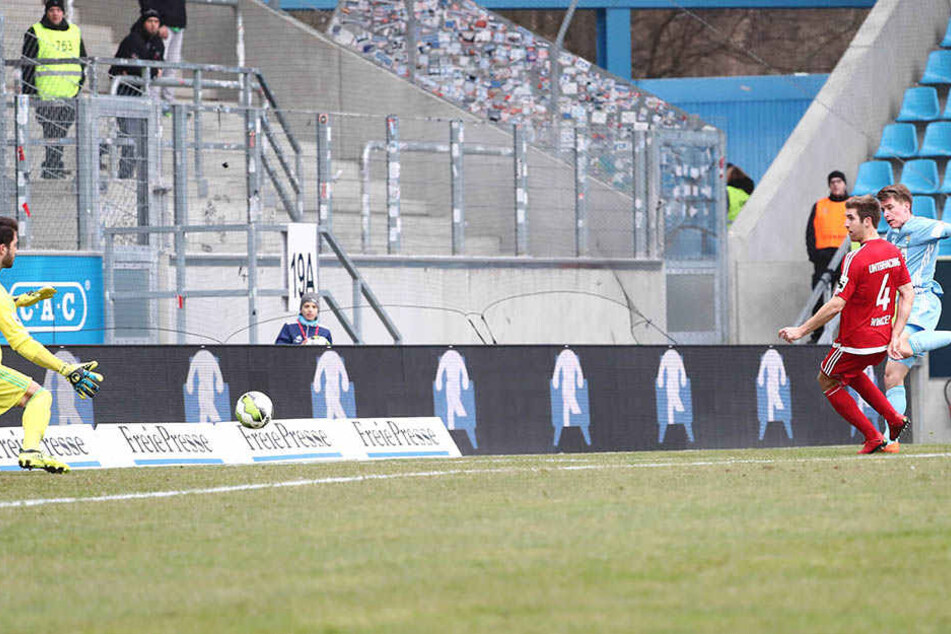 Florian Hansch (hinten rechts) zieht ab. Wenig später schlägt der Ball zum 1:1 im Unterhachinger Tor ein.