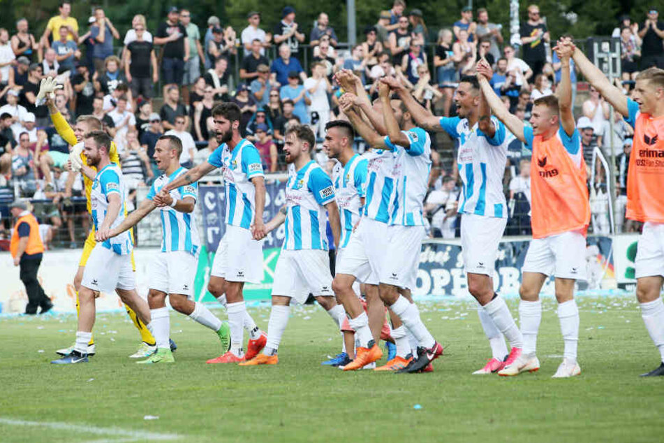 Chemnitzer Jubel mit den mitgereisten Fans nach dem hitzigen Spiel gegen Babelsberg.