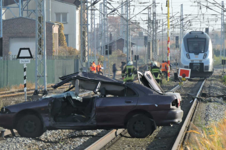 Glücklicherweise ist dieser Unfall nicht echt: die Delitzscher Feuerwehrkameraden probten am Samstagvormittag in der Nähe des Alten Güterbahnhofs den Ernstfall.