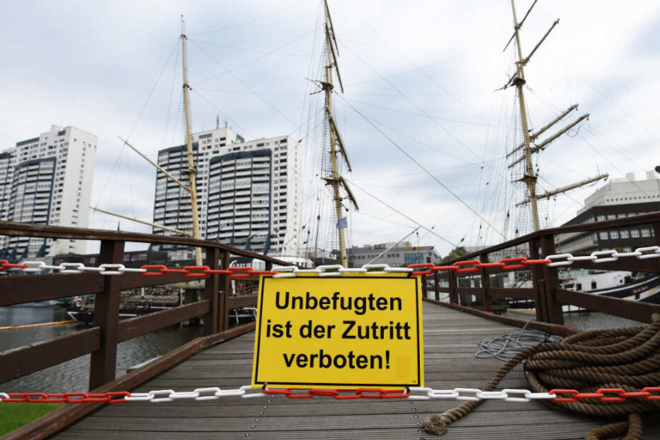 Ein Schild weist darauf hin, dass das Betreten des Segelschiffs verboten ist.