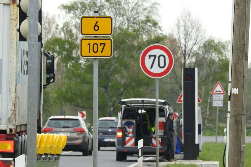 In den Teichkurven in Deuben auf der B6/B107 sollten sich Raser besser an die Geschwindigkeitsbegrenzung von 70 km/h halten.