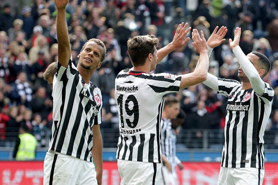 Timothy Chandler (l.) erzielte gegen Betis Sevilla das Führungstor. Am Ende gewann Eintracht 3:0.