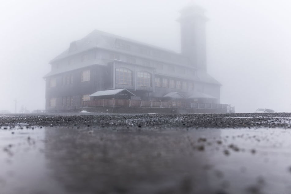 Alles grau: Derzeit herrscht Nebel und Tauwetter auf dem Fichtelberg.