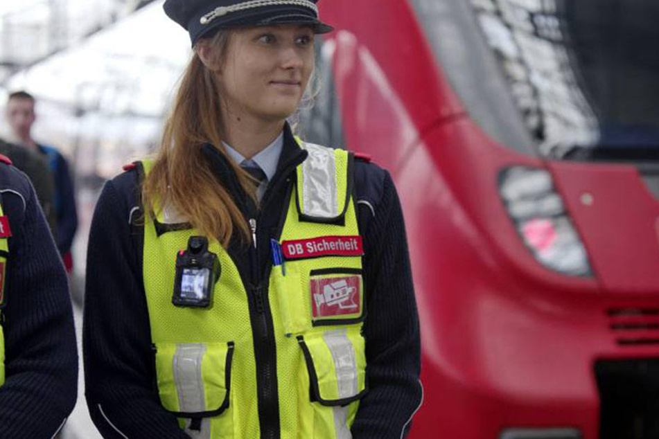 An Berliner Bahngleisen sind die Körperkameras keine Seltenheit mehr. Nun soll die Überwachung auch in Zügen eingesetzt werden.