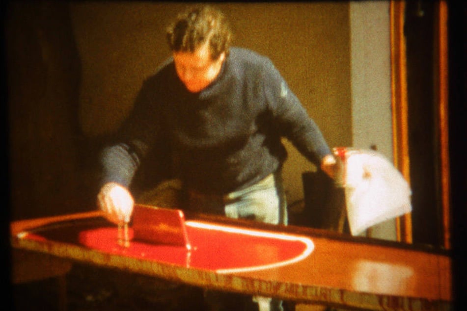 Peter Wagner beim "Dittschen": Die Unterschale eines künftigen Surfbretts wird mit mehreren Lagen Glasfasergewebe ausgelegt und alles mit Epoxidharz verklebt.