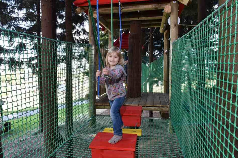 Vor allem für Kinder toll: Hannah aus Wurzen hangelte sich schon zwischen den
Bäumen entlang.