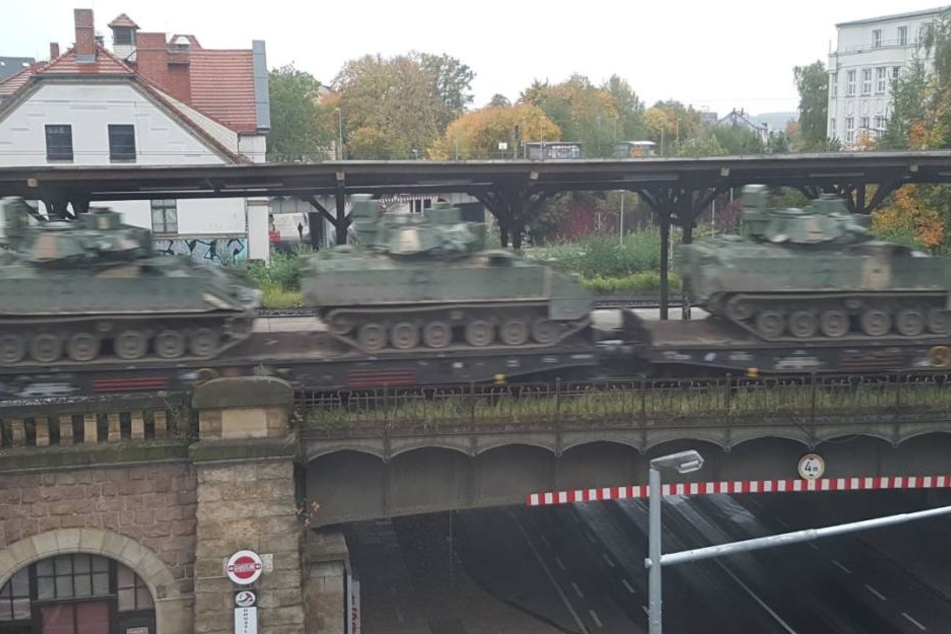 Ein Güterzug mit amerikanischen Schützenpanzern rollte am Südbahnhof vorbei.