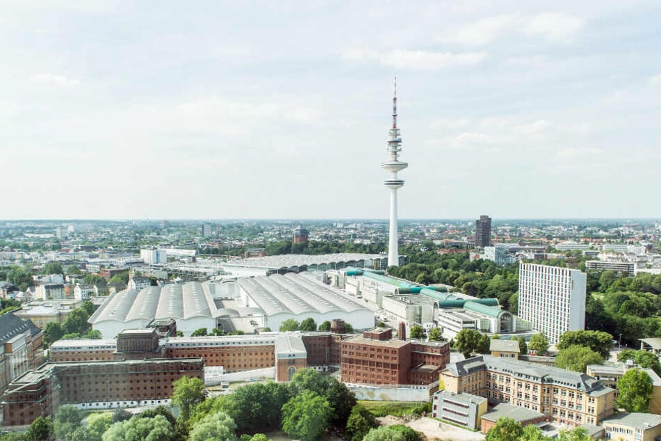 Der Fernsehturm steht direkt an den Messehallen.