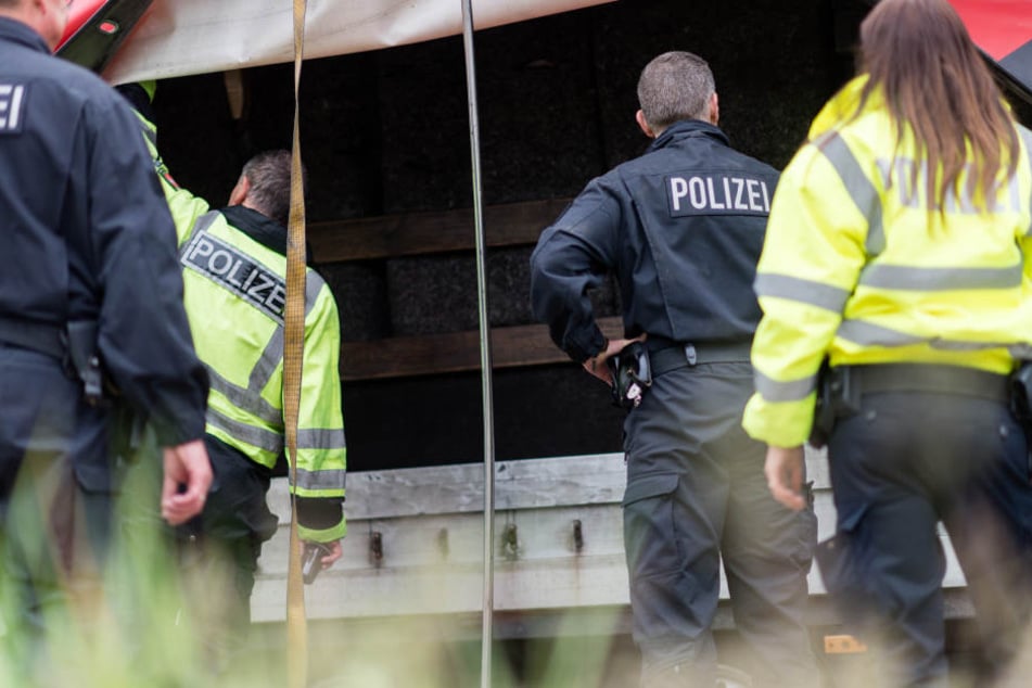 Auch für die Polizei gab es nicht mehr viel zu sehen, die Fernseher waren schon weg. (Symbolbild)
