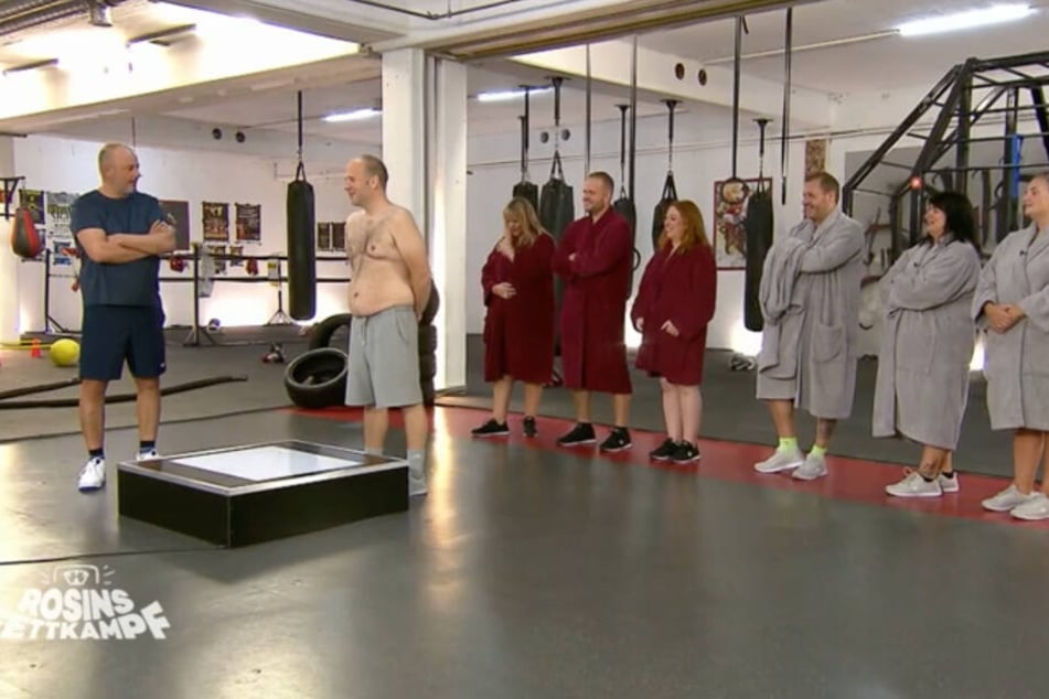 Kandidat André (2.v.l.) hat mehr als 30 Kilo seit Start verloren, und ist hauchdünn zweistellig geworden.