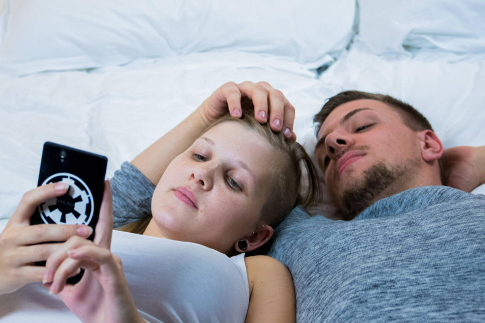 Wer heute Jugendliche beobachtet, kann meinen, sie seien mit ihrem Smartphone
verwachsen.