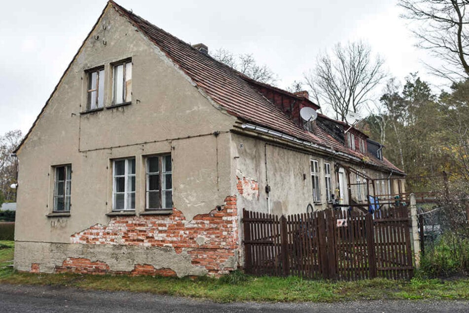 Ein baufälliges Haus im kleinen Dorf Alwine nahe Domsdorf (Brandenburg).