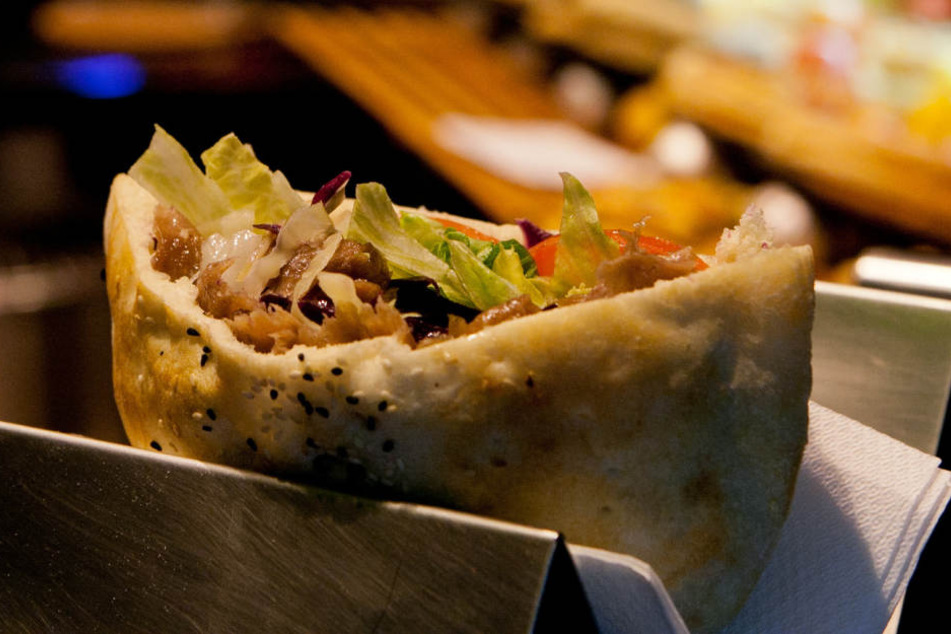 Eigentlich sollten in dem Geschäft ab Montag die ersten Döner über den Tresen wandern. (Symbolbild)