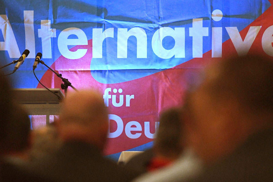 In der AfD soll ein unter Terrorverdacht stehender Polizist Grundsatzpapiere zur Inneren Sicherheit mit vorbereiten. (Symbolbild)
