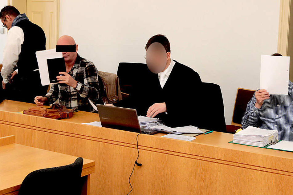Uwe W. (59, l.) und Tilo V. (58) erschienen gestern mit ihren Verteidigern im
Landgericht.