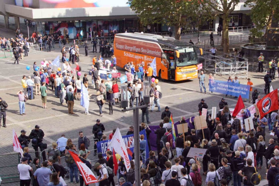 "Schützt unsere Kinder" steht auf dem Bus der "Demo für alle".