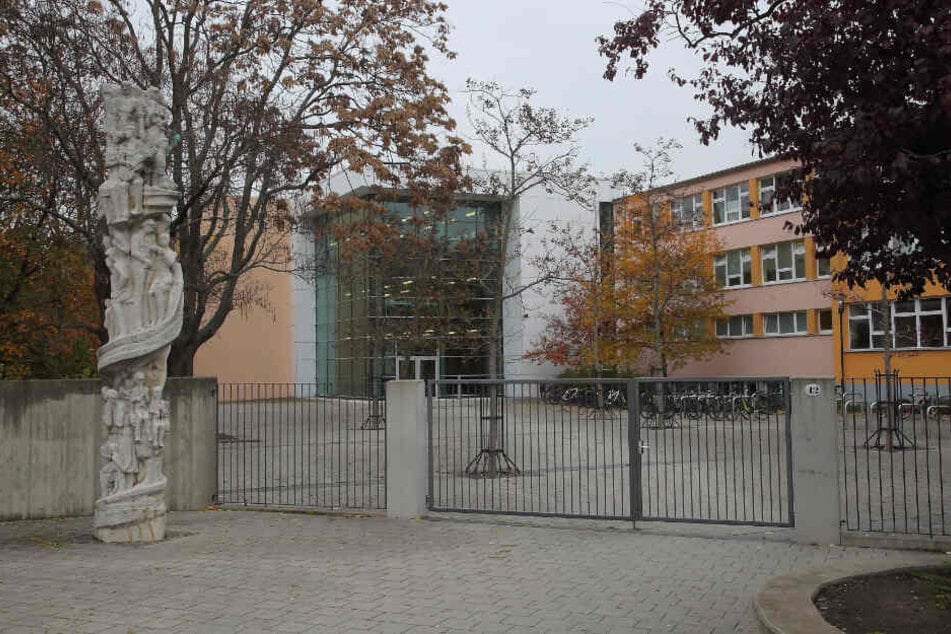 An dieser Schule in der Dresdner Johannstadt holte der Afghane das Mädchen (15) ab.
