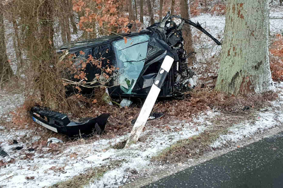 Das Auto prallte erst gegen den Baum, überschlug sich und bliebt komplett zerstört liegen.