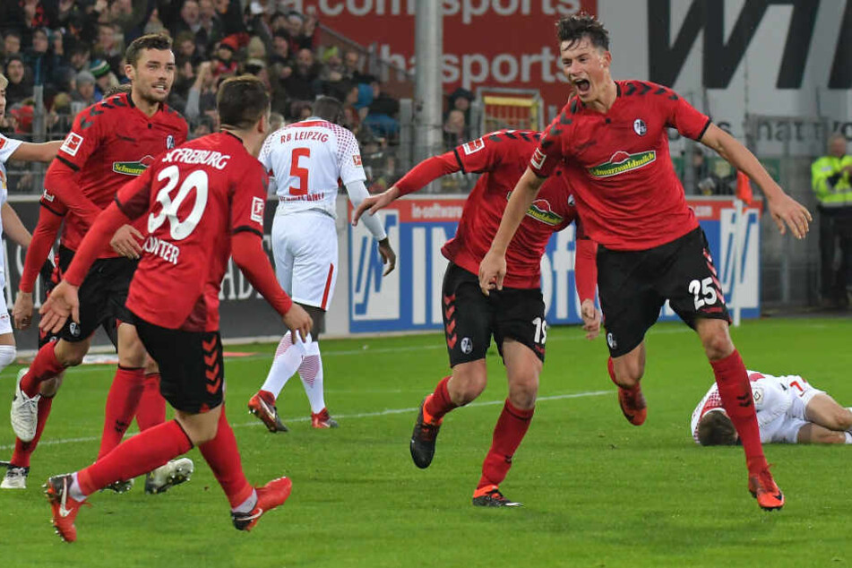Robin Koch (r.) erzielte den 2:1-Siegtreffer für Freiburg.