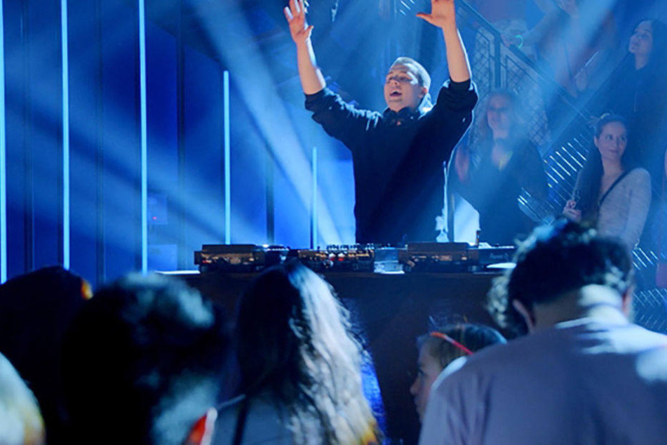 Felix Jaehn heizt das Mauerwerk ein.