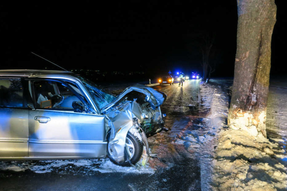 Der Mazda krachte auf der S270 gegen einen Baum.