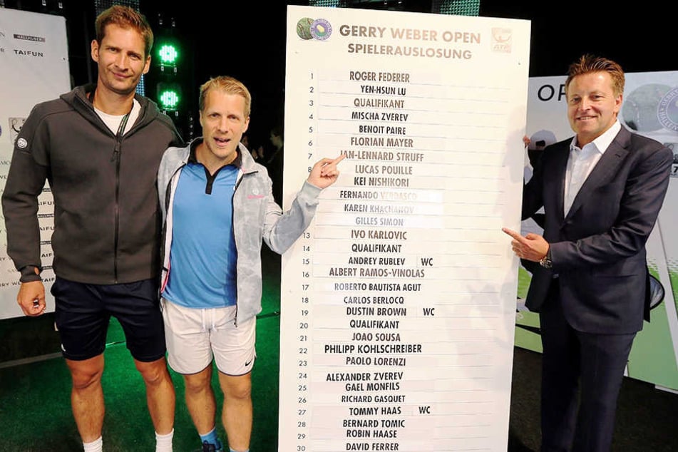 Am Auslosungszeremoniell für das Hauptfeld der 25. Gerry Weber Open waren beteiligt (von links): Titelverteidiger Florian Mayer, Comedian Oliver Pocher und Turnierdirektor Ralf Weber.