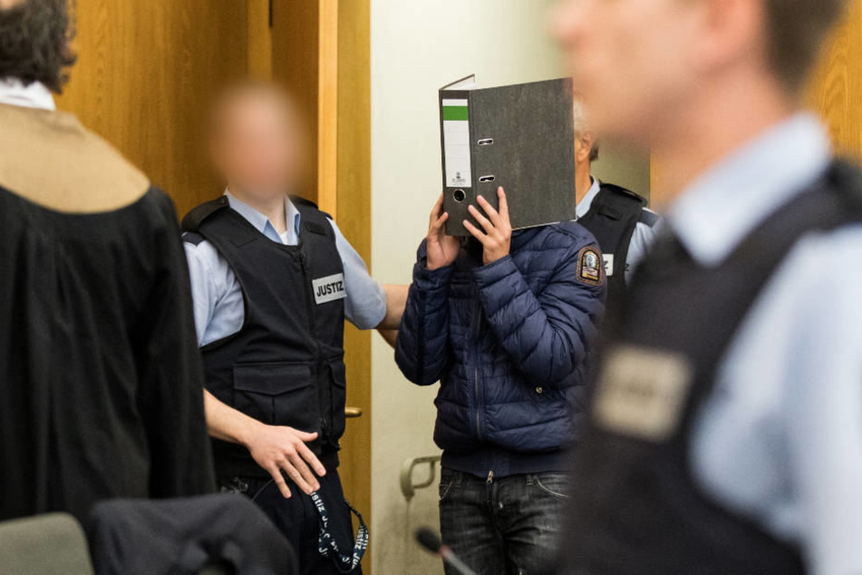 Die Angeklagten sollen zwischen 2016 und 2018 mehrere Schülerinnen vergewaltigt haben.
