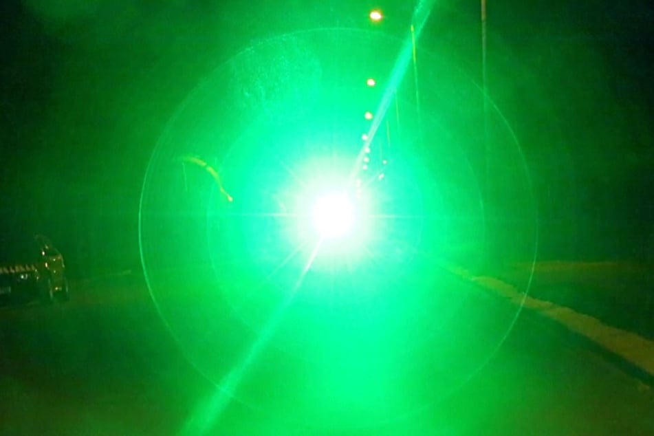 Der Busfahrer wurde während der Fahrt von einem Laser geblendet.