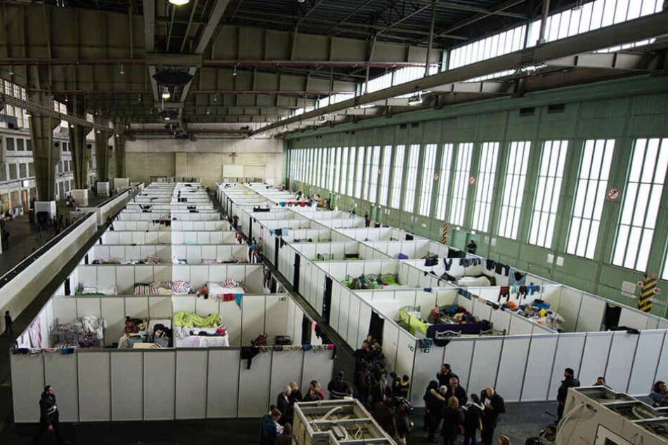 Noch sind rund 200 Flüchtlinge im Hangar untergebracht.