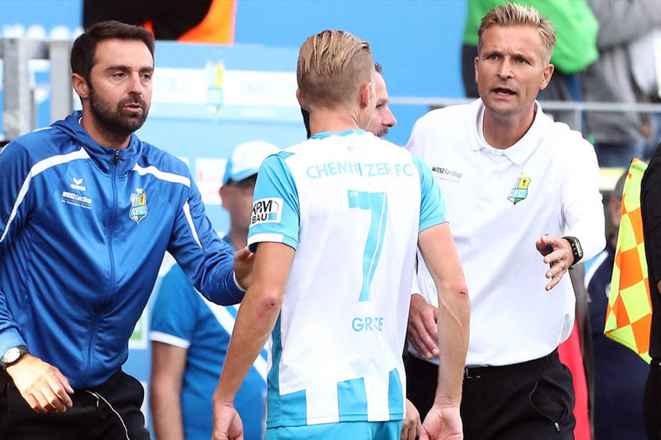 Co-Trainer Sreto Ristic (l.), Dennis Grote nach gelber Karte und Trainer David Bergner (r.).