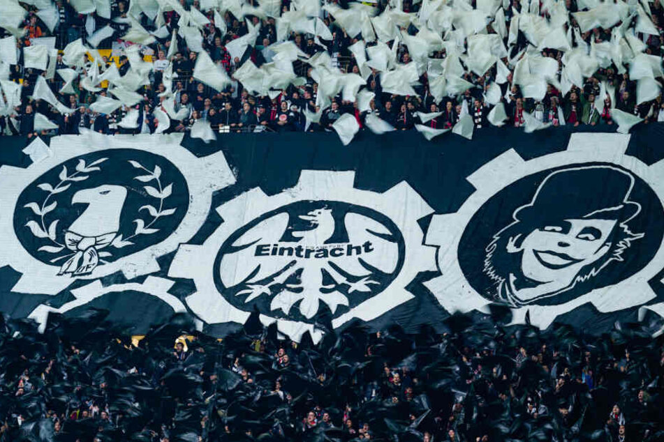 Eintracht Frankfurt gegen Standard Lüttich am 24.10.2019 in der Commerzbank-Arena. Die Frankfurter Fans entrollen zu Beginn des Spiels auf der Tribüne ein großes Transparent.