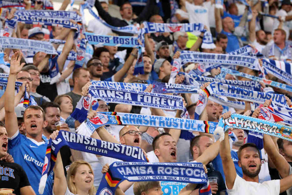 Hansa-Fans feiern zu Spielbeginn ihre Mannschaft: Das Spiel am Mittwoch soll wie geplant stattfinden. (Archivbild)