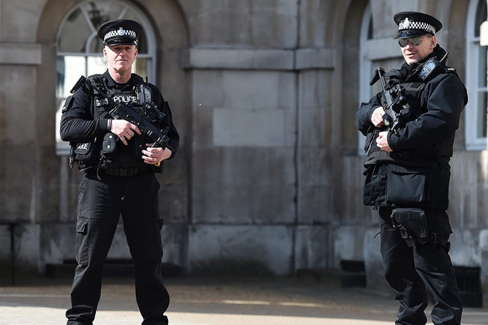 Bewaffnete Beamte der Londoner Polizei bewachen die Innenstadt.