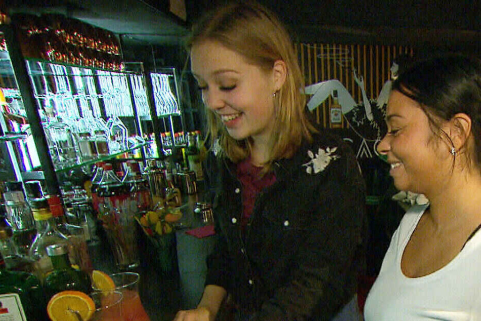 Teuflischer Cocktail: Sina (li.) und Lucy (re.) haben Spaß bei der Ausführung ihres Plans.
