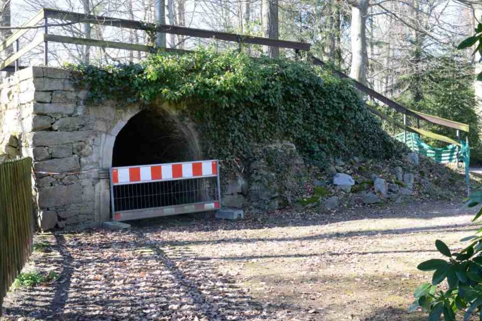 An einigen Stellen muss der Park für die Besucher abgesichert werden.