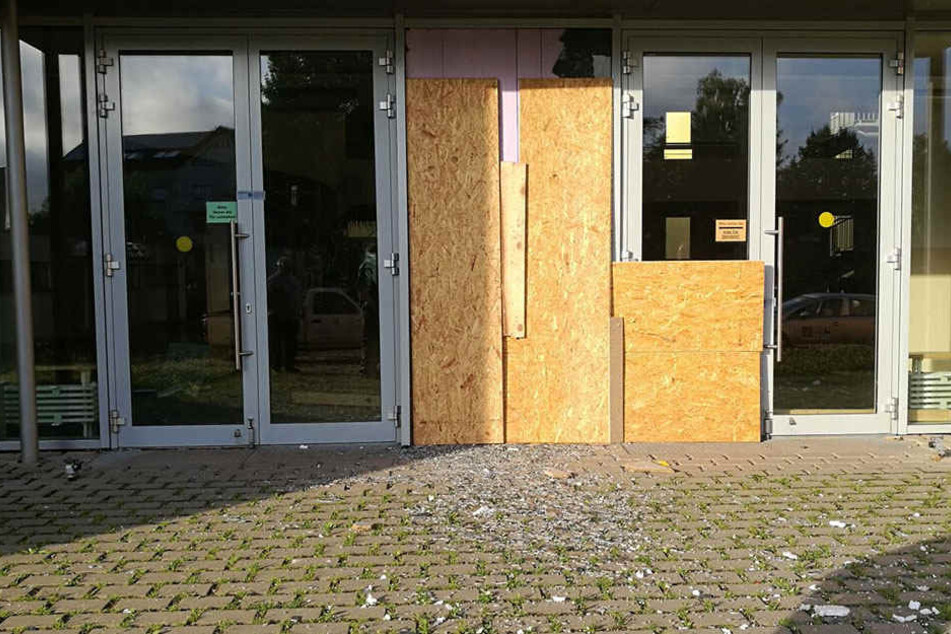 Der Eingangsbereich der Schule wurde stark beschädigt.