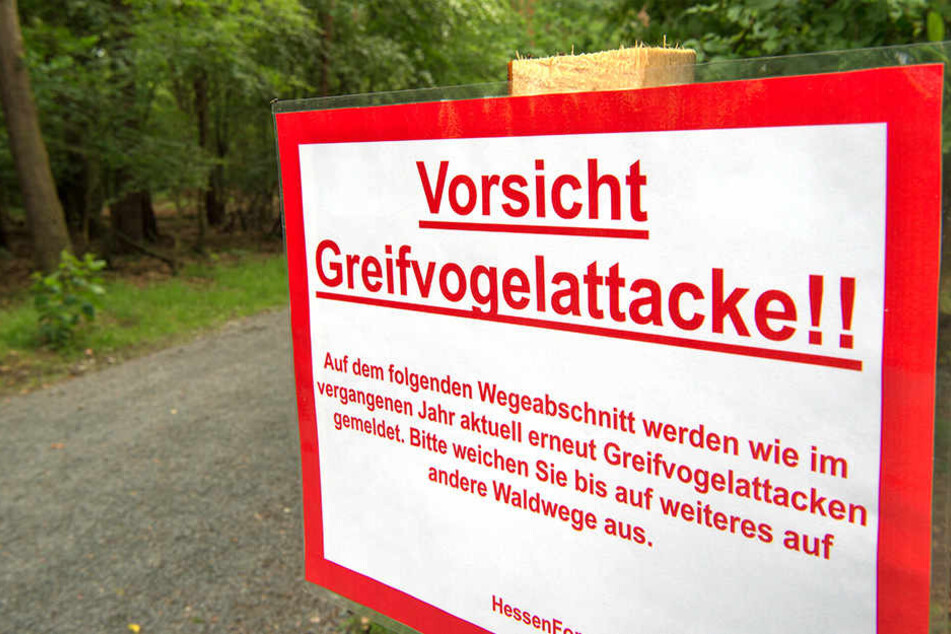 Ein Schild warnt Spaziergänger vor Greifvogelattacken.