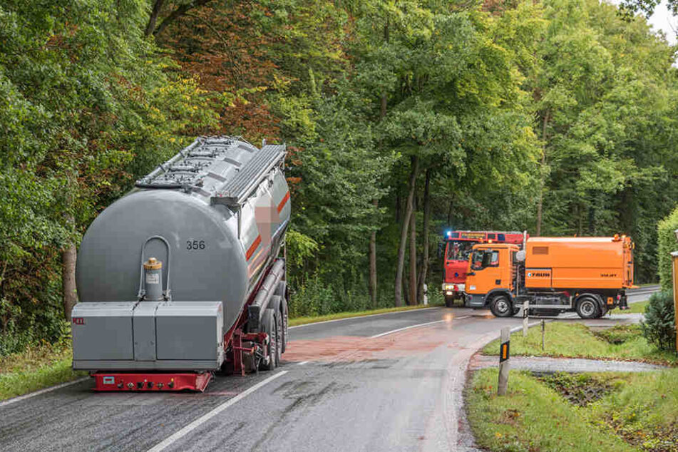 Der Anhänger muss nun aufwendig geborgen werden.