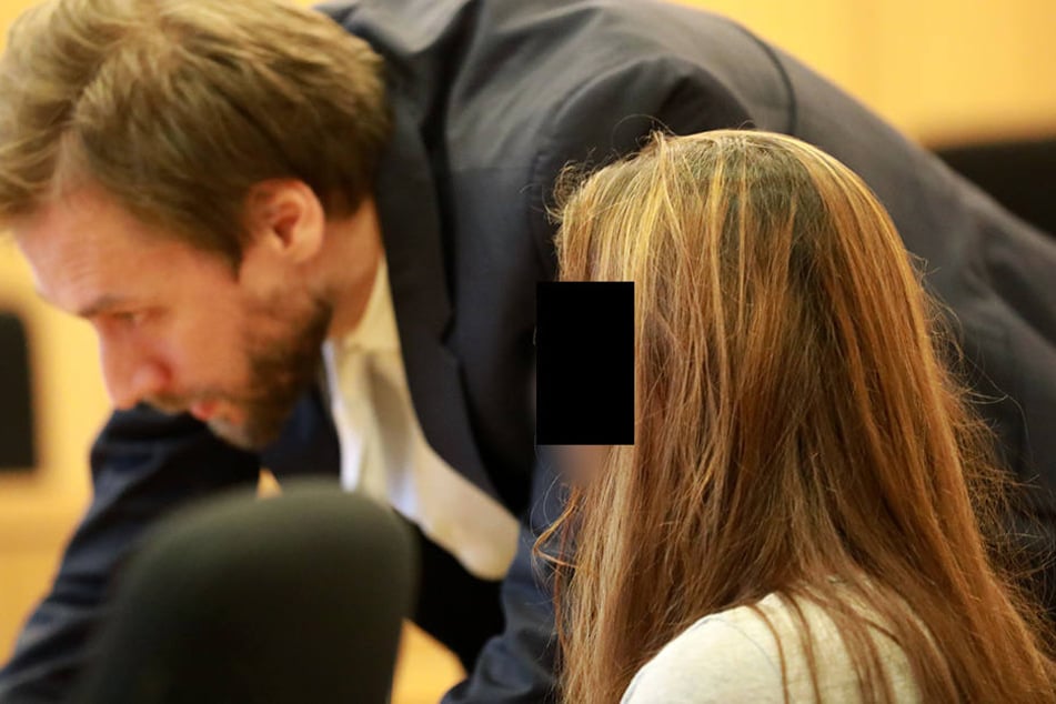 Die Ärztin Lydia C. neben ihrem Anwalt Marc Sitzer auf der Anklagebank in Aachen.