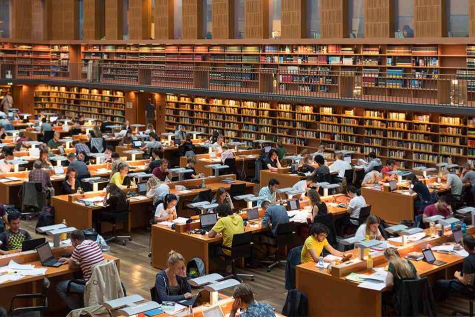 Blick in den großen Lesesaal der Sächsischen Landesbibliothek, Staats- und Universitätsbibliothek Dresden (SLUB). Bald sind hier auch die 250 nach dem Krieg verschwundenen Musikhandschriften digital einzusehen.