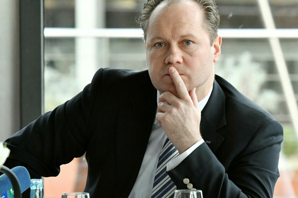 Siegbert Droese, Stellvertretender Landesvorsitzender der sächsischen AfD und Bundestagsabgeordneter: "Dass diese Tat überhaupt möglich wurde, ist eindeutig ein Ergebnis von Merkels gesetzeswidriger Migrationspolitik."