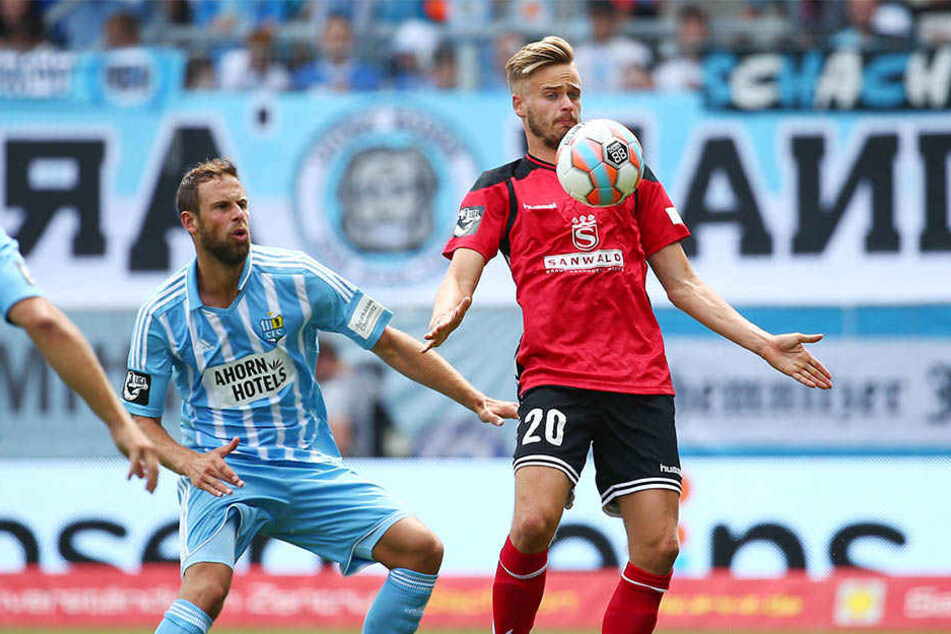 Großaspachs Lucas Röser (r., hier gegen den CFCer Marc Endres) ist einer der begehrtesten Stürmer der 3. Liga.